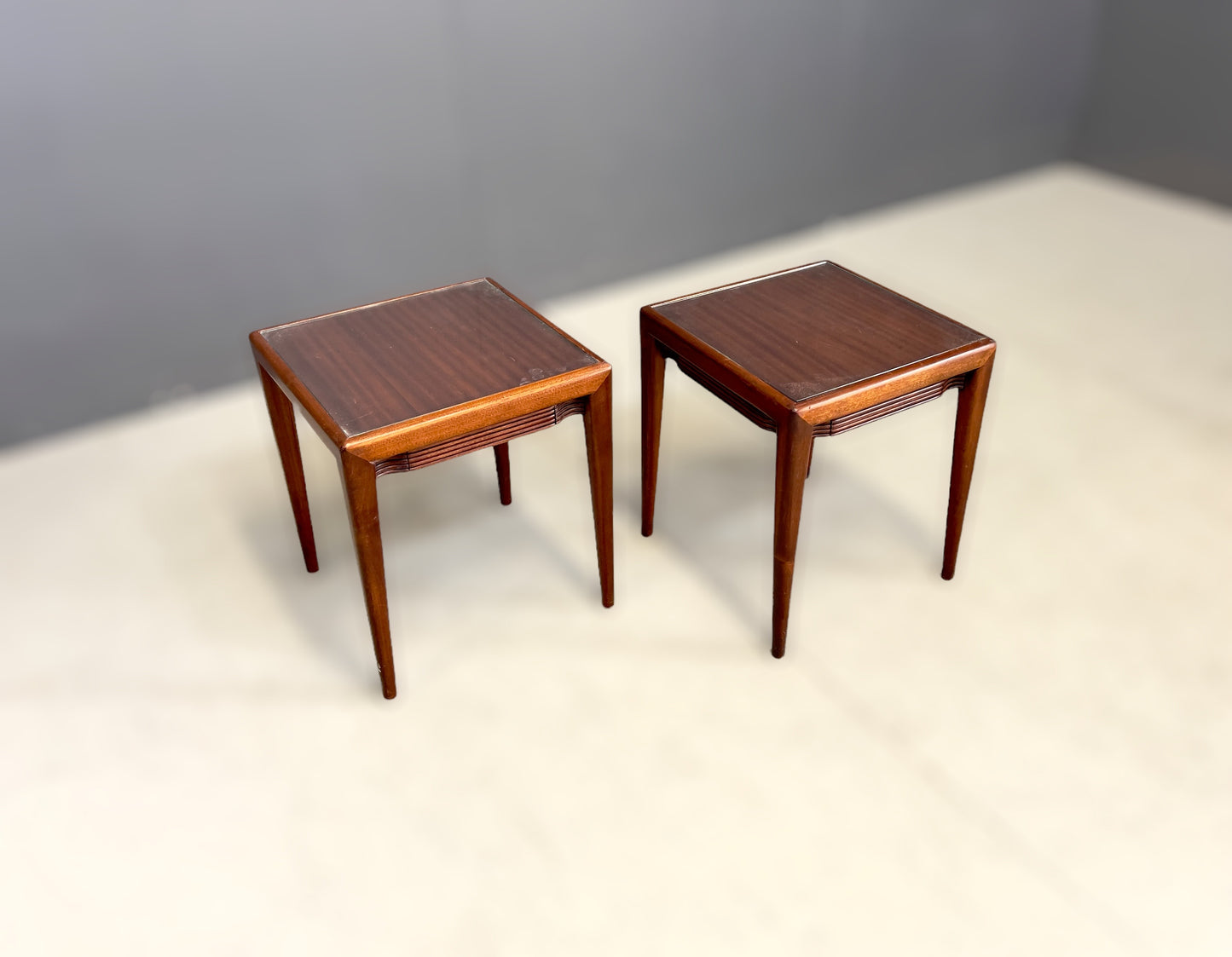 Osvaldo Borsani Pair of small Coffee Tables/ Nightstands, 1950s
