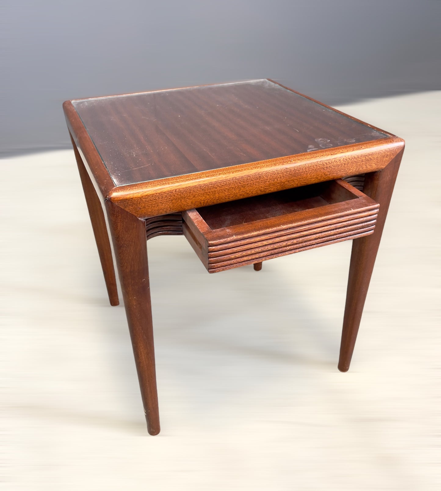 Osvaldo Borsani Pair of small Coffee Tables/ Nightstands, 1950s