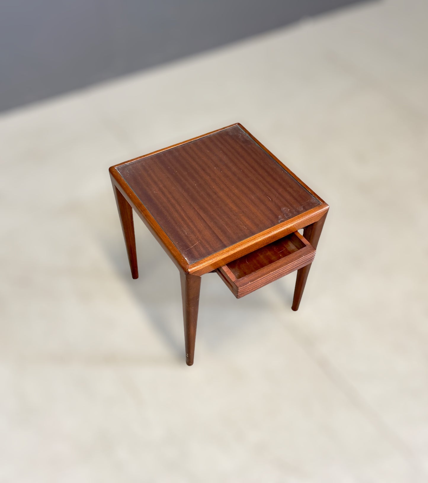 Osvaldo Borsani Pair of small Coffee Tables/ Nightstands, 1950s