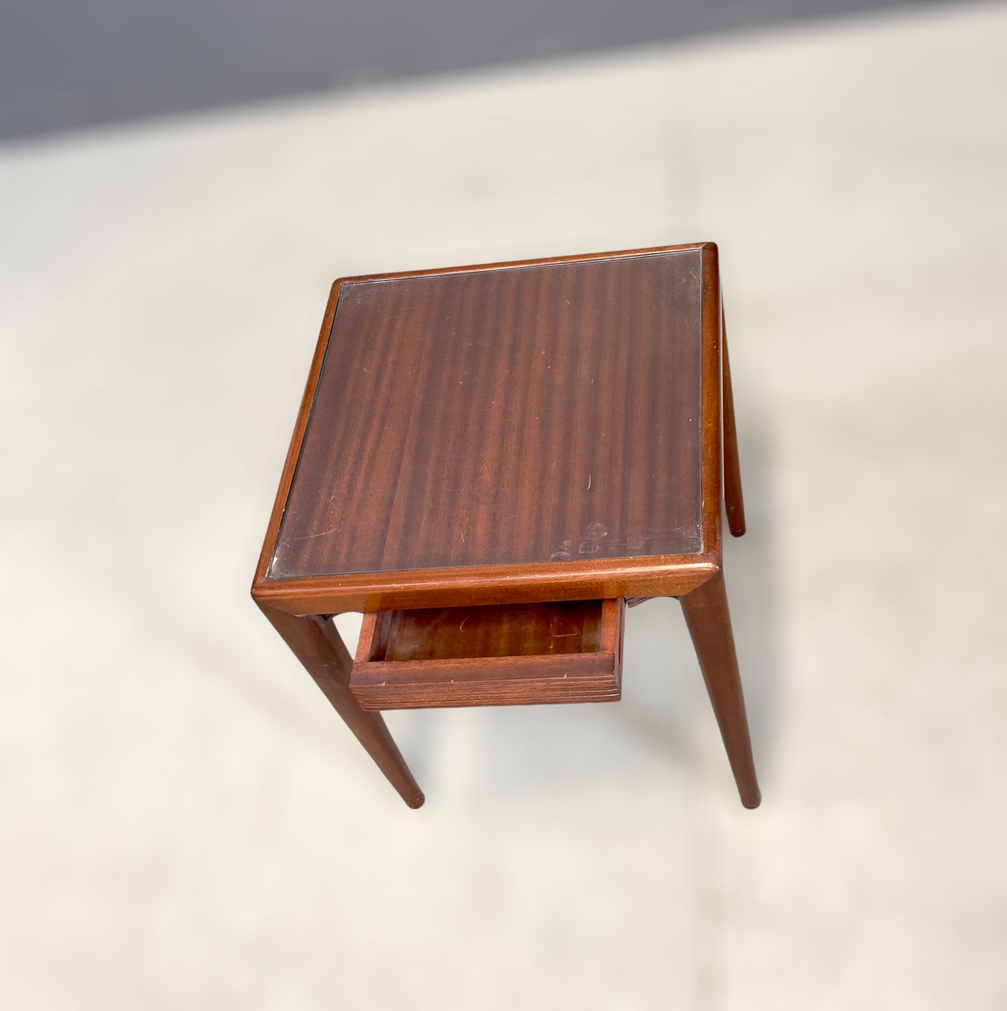 Osvaldo Borsani Pair of small Coffee Tables/ Nightstands, 1950s