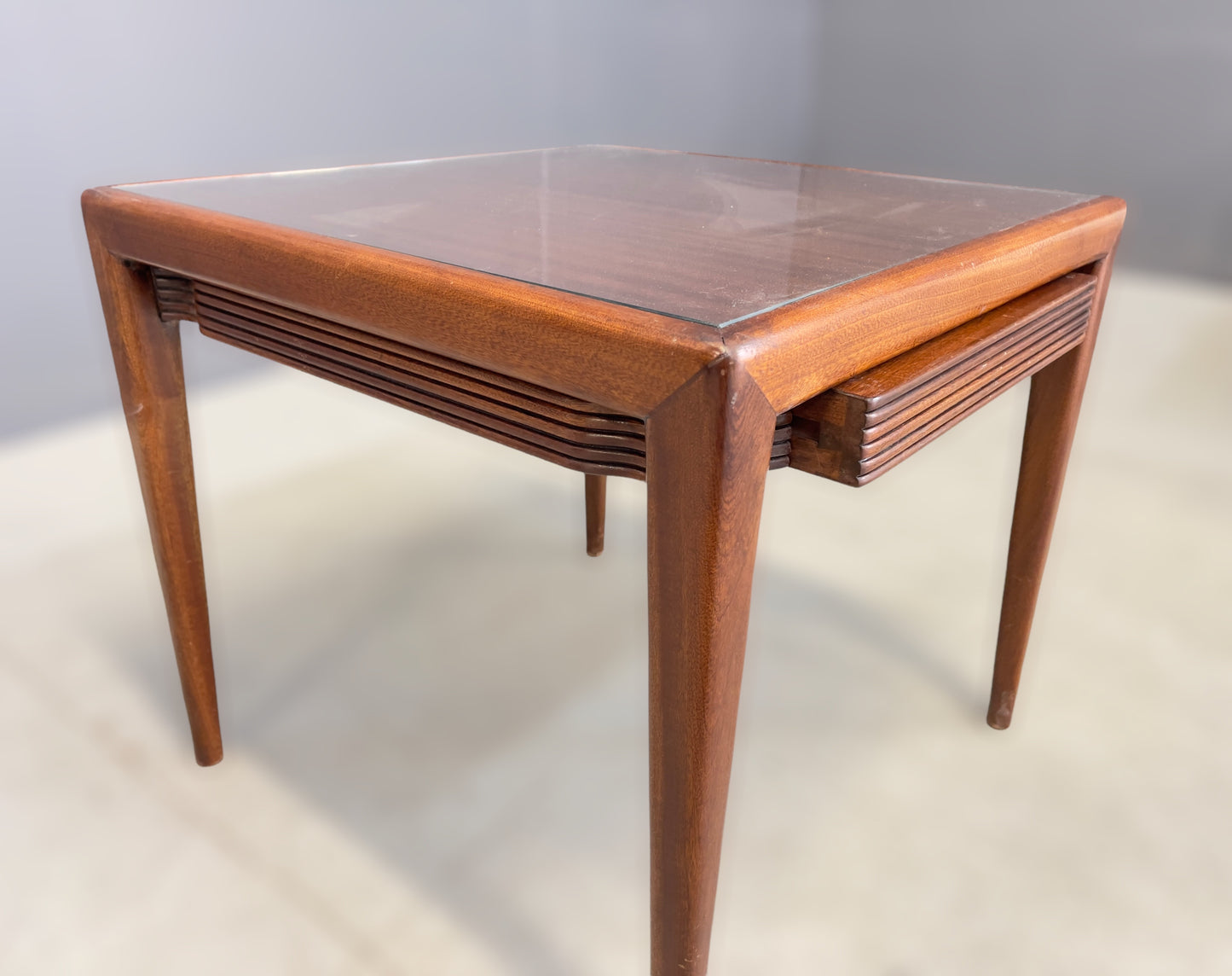 Osvaldo Borsani Pair of small Coffee Tables/ Nightstands, 1950s